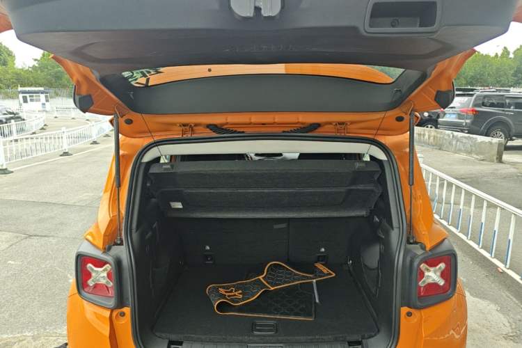 Used Jeep Renegade 2018 Connected Large Screen Version 180T Automatic High-Energy Edition Trunk