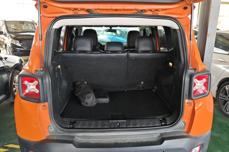 Used Jeep Renegade 2018 Connected Large Screen Version 180T Automatic High-Energy Edition Trunk