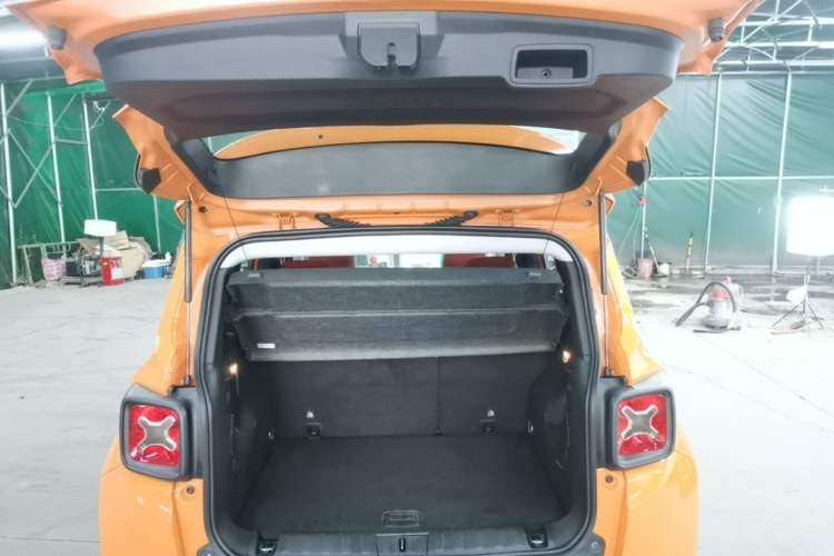 Used Jeep Renegade 2018 Connected Large Screen Version 180TS Automatic High-Energy Edition Trunk