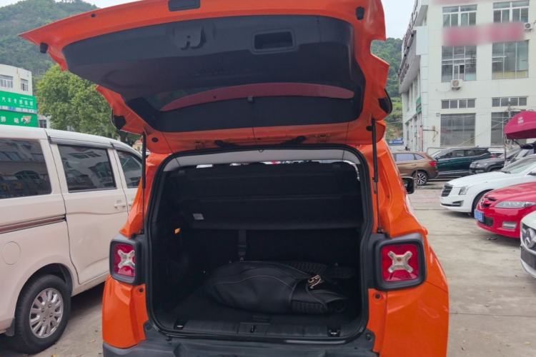 Used Jeep Renegade 2018 Connected Large Screen Version 180T Automatic High-Energy Edition Trunk