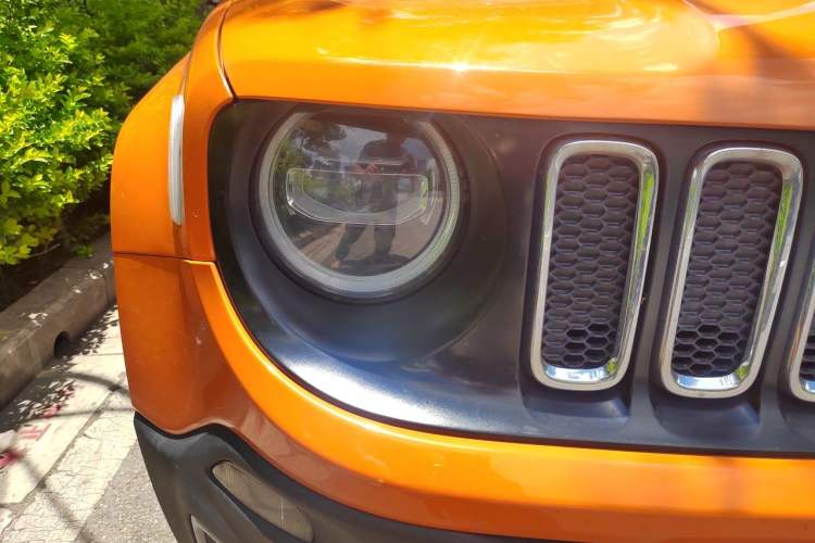 Used Jeep Renegade 2018 Connected Large Screen Version 180T Automatic Jingneng Version Right Front Headlight