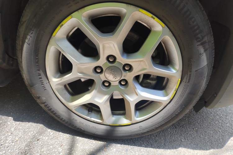 Used Jeep Renegade 2018 Connected Large Screen Version 180T Automatic Jingneng Version Right Front Wheel Hub