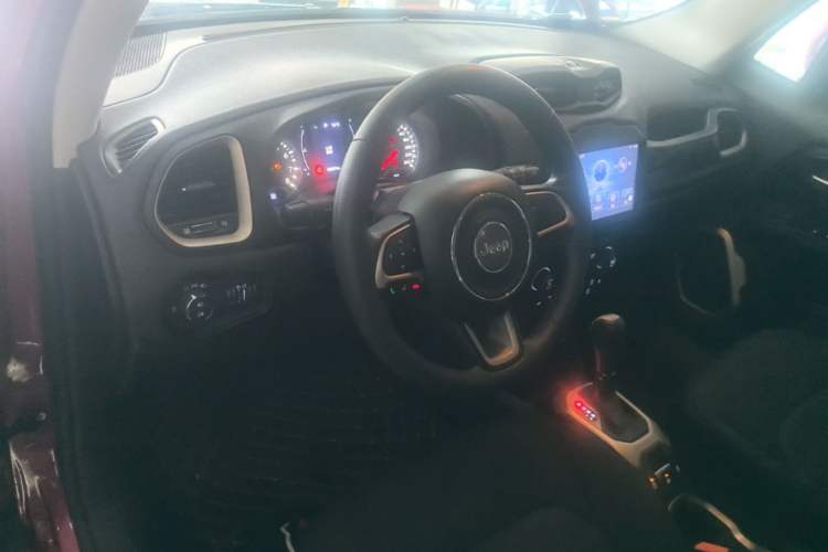 Used Jeep Renegade 2018 Connected Large Screen Version 180T Automatic High-Energy Edition Center Console