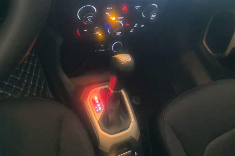 Used Jeep Renegade 2018 Connected Large Screen Version 180T Automatic High-Energy Edition Gear Lever