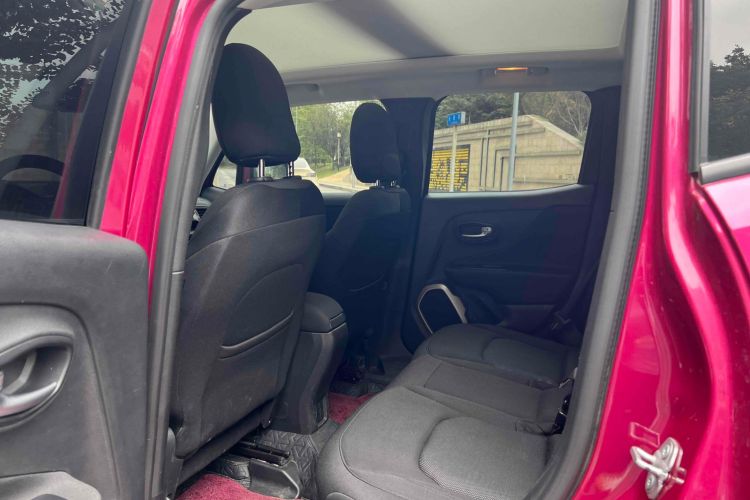 Used Jeep Renegade 2018 Connected Large Screen Version 180T Automatic Jingneng Version Left Rear Seat