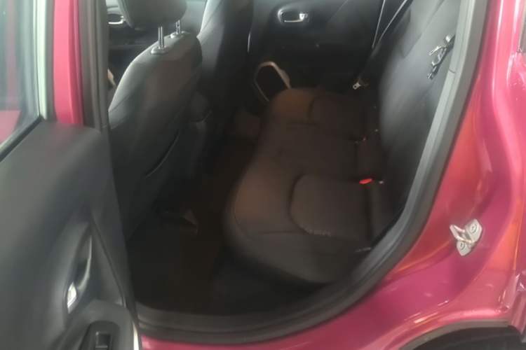 Used Jeep Renegade 2018 Connected Large Screen Version 180T Automatic High-Energy Edition Left Rear Seat