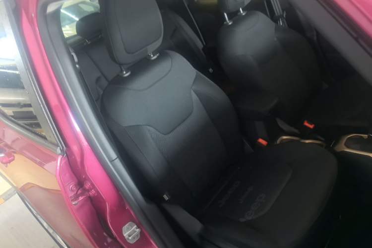 Used Jeep Renegade 2018 Connected Large Screen Version 180T Automatic High-Energy Edition Right Front Seat
