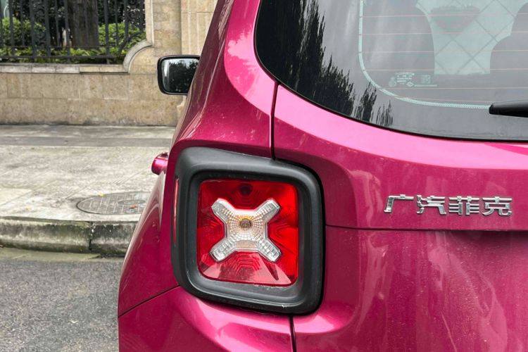Used Jeep Renegade 2018 Connected Large Screen Version 180T Automatic Jingneng Version Right Rear Taillight