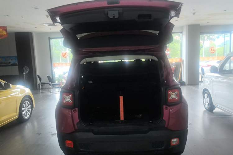 Used Jeep Renegade 2018 Connected Large Screen Version 180T Automatic High-Energy Edition Trunk