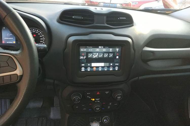 Used Jeep Renegade 2018 Connected Large Screen Version 180T Automatic Jingneng Version Audio And AC Panel