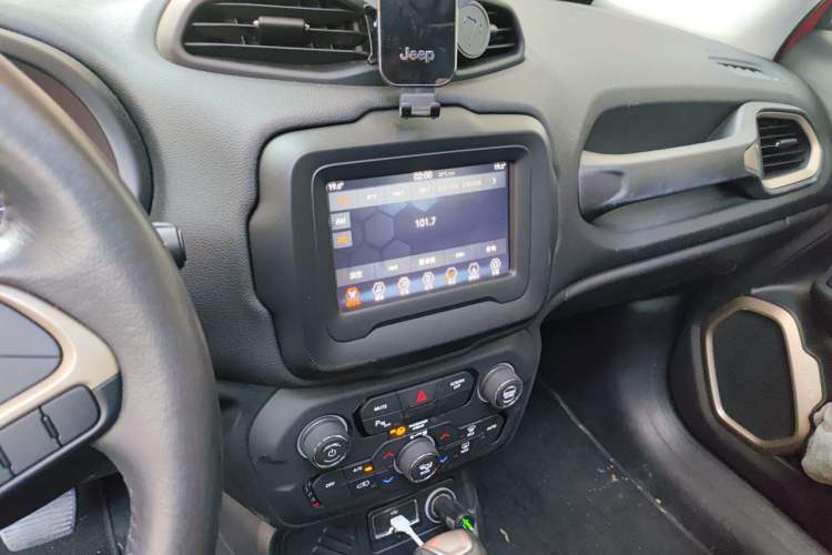 Used Jeep Renegade 2018 Connected Large Screen Version 180T Automatic Jingneng Version Audio And AC Panel