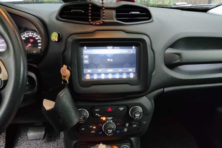 Used Jeep Renegade 2018 Connected Large Screen Version 180T Automatic Jingneng Version Audio And AC Panel