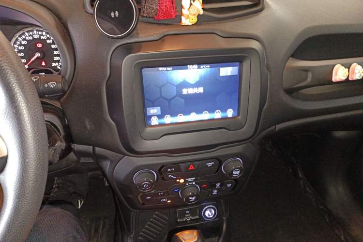 Used Jeep Renegade 2018 Connected Large Screen Version 180T Automatic High-Energy Edition Audio And AC Panel