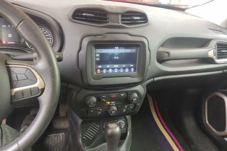 Used Jeep Renegade 2018 Connected Large Screen Version 180T Automatic Jingneng Version Audio And AC Panel