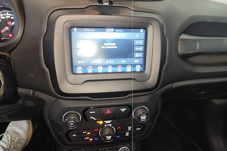 Used Jeep Renegade 2018 Connected Large Screen Version 180T Automatic Jingneng Version Audio And AC Panel