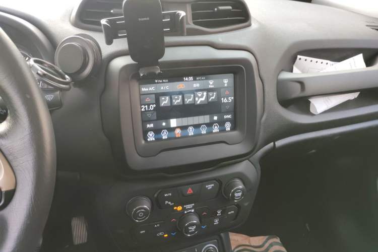 Used Jeep Renegade 2018 Connected Large Screen Version 180T Automatic Jingneng Version Audio And AC Panel