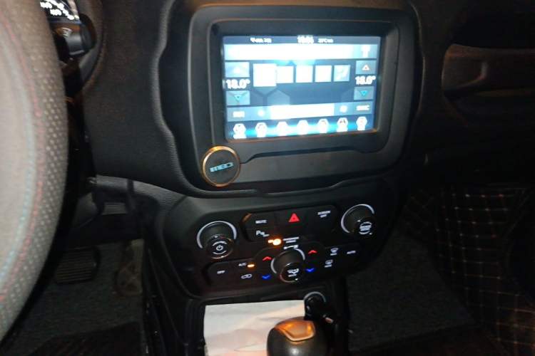 Used Jeep Renegade 2018 Connected Large Screen Version 180T Automatic Jingneng Version Audio And AC Panel