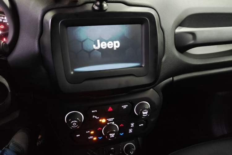Used Jeep Renegade 2018 Connected Large Screen Version 180T Automatic Smart Version Audio And AC Panel