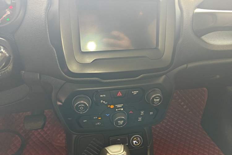Used Jeep Renegade 2018 Connected Large Screen Version 180T Automatic High-Energy Edition Audio And AC Panel