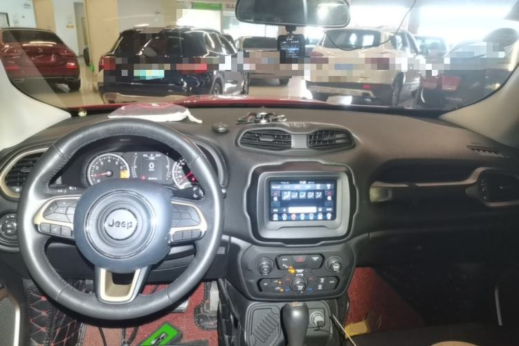 Used Jeep Renegade 2018 Connected Large Screen Version 180T Automatic Jingneng Version Center Console