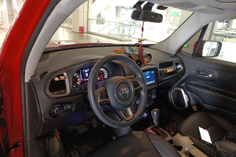 Used Jeep Renegade 2018 Connected Large Screen Version 180T Automatic High-Energy Edition Center Console