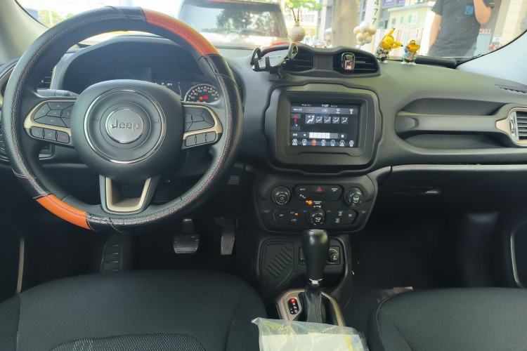 Used Jeep Renegade 2018 Connected Large Screen Version 180T Automatic High-Energy Edition Center Console