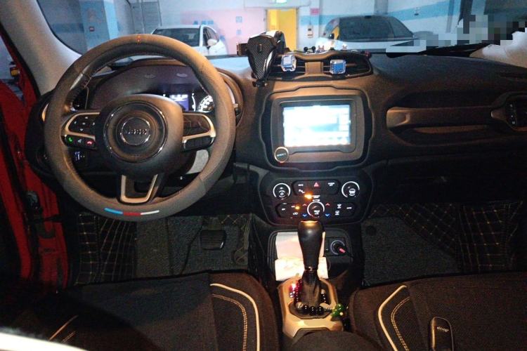 Used Jeep Renegade 2018 Connected Large Screen Version 180T Automatic Jingneng Version Center Console