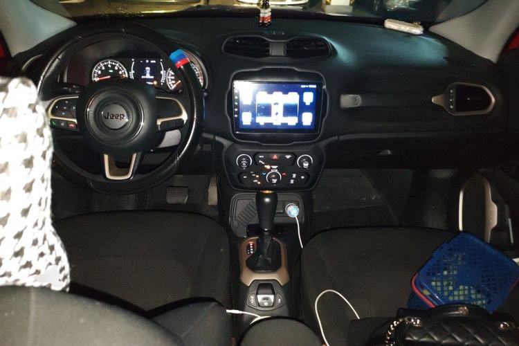 Used Jeep Renegade 2018 Connected Large Screen Version 180T Automatic High-Energy Edition Center Console