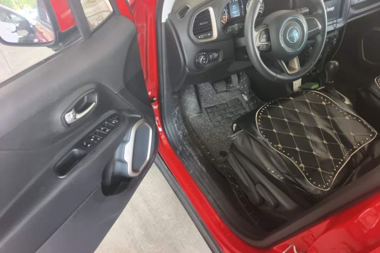 Used Jeep Renegade 2018 Connected Large Screen Version 180T Automatic High-Energy Edition Driver Seat