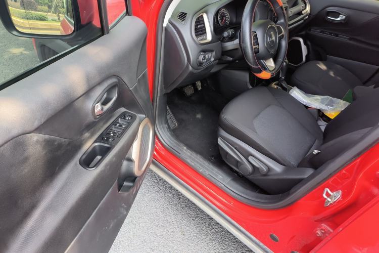 Used Jeep Renegade 2018 Connected Large Screen Version 180T Automatic High-Energy Edition Driver Seat