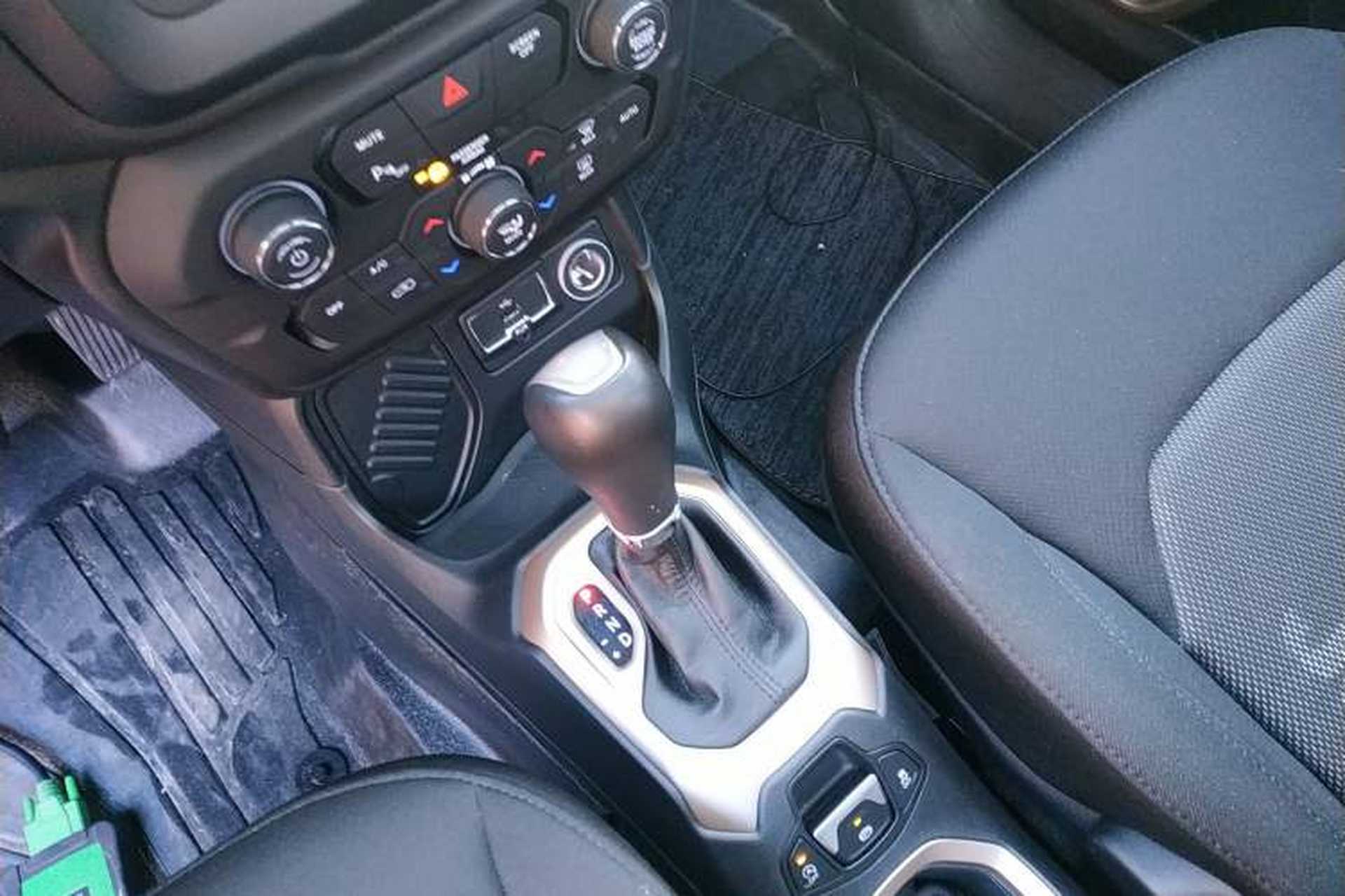 Used Jeep Renegade 2018 Connected Large Screen Version 180T Automatic Jingneng Version Gear Lever