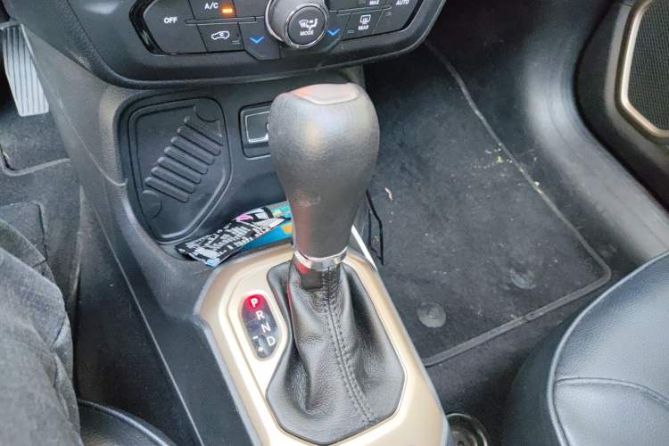 Used Jeep Renegade 2018 Connected Large Screen Version 180T Automatic Jingneng Version Gear Lever
