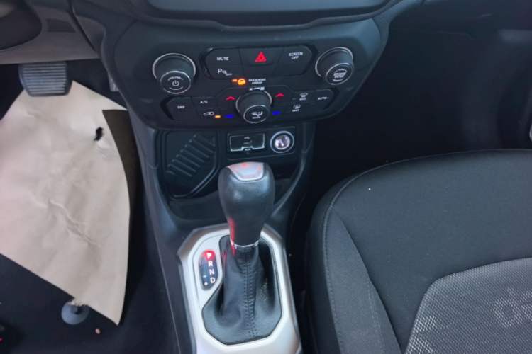 Used Jeep Renegade 2018 Connected Large Screen Version 180T Automatic Jingneng Version Gear Lever