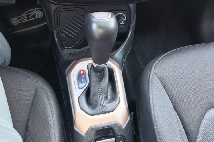 Used Jeep Renegade 2018 Connected Large Screen Version 180T Automatic High-Energy Edition Gear Lever