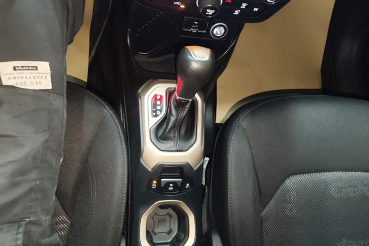 Used Jeep Renegade 2018 Connected Large Screen Version 180T Automatic High-Energy Edition Gear Lever