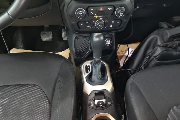 Used Jeep Renegade 2018 Connected Large Screen Version 180T Automatic Jingneng Version Gear Lever