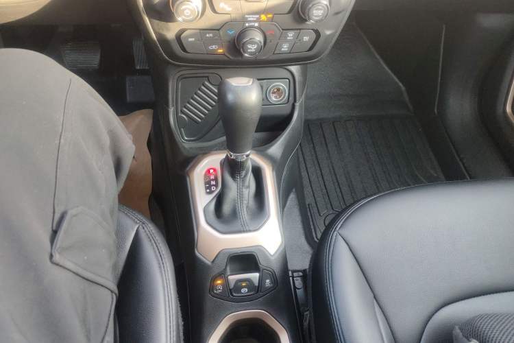 Used Jeep Renegade 2018 Connected Large Screen Version 180T Automatic High-Energy Edition Gear Lever