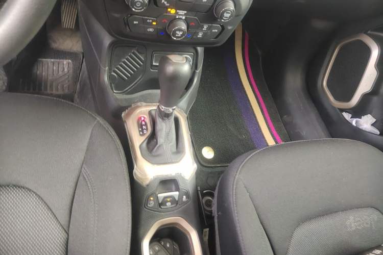 Used Jeep Renegade 2018 Connected Large Screen Version 180T Automatic Jingneng Version Gear Lever