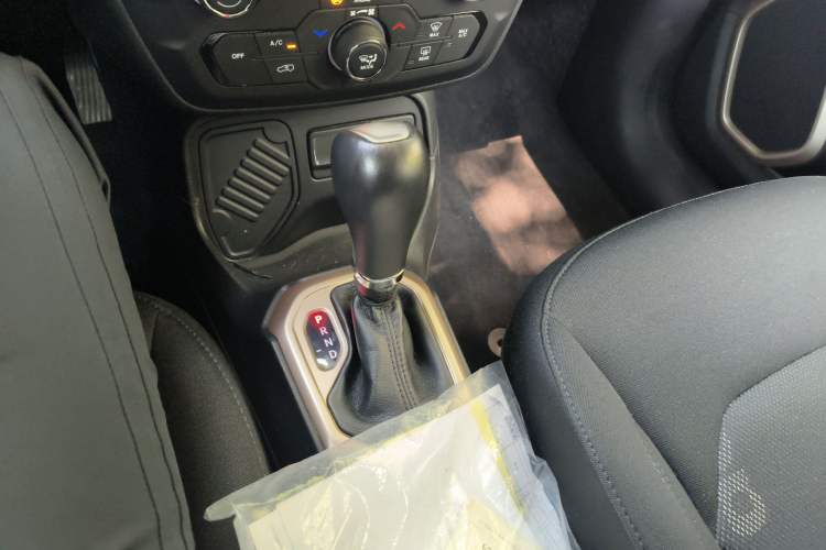 Used Jeep Renegade 2018 Connected Large Screen Version 180T Automatic High-Energy Edition Gear Lever