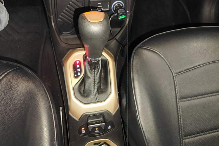 Used Jeep Renegade 2018 Connected Large Screen Version 180T Automatic Jingneng Version Gear Lever
