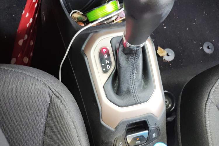 Used Jeep Renegade 2018 Connected Large Screen Version 180T Automatic Jingneng Version Gear Lever