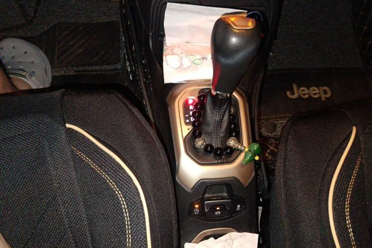 Used Jeep Renegade 2018 Connected Large Screen Version 180T Automatic Jingneng Version Gear Lever