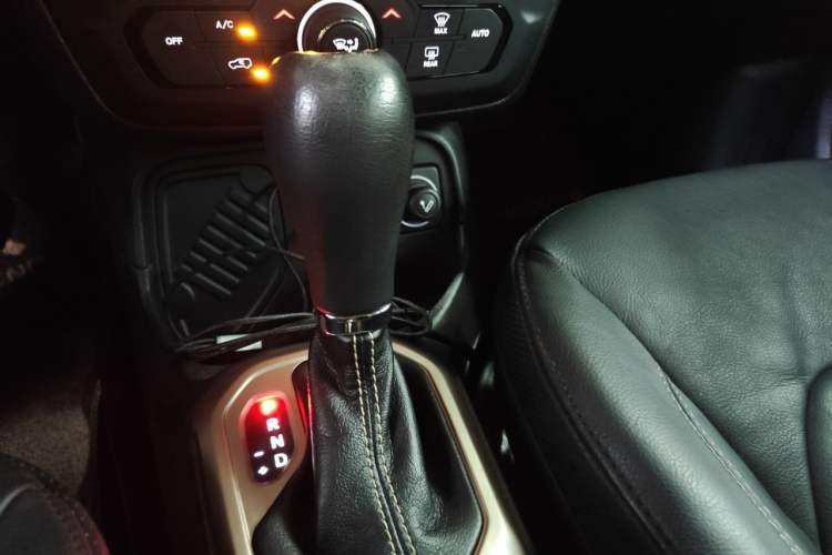 Used Jeep Renegade 2018 Connected Large Screen Version 180T Automatic Smart Version Gear Lever