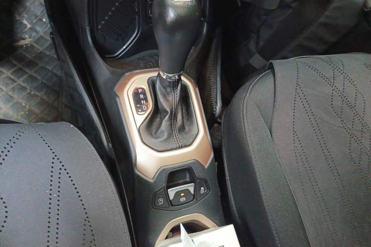 Used Jeep Renegade 2018 Connected Large Screen Version 180T Automatic High-Energy Edition Gear Lever
