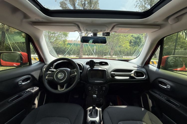 Used Jeep Renegade 2018 Connected Large Screen Version 180T Automatic High-Energy Edition Interior 1