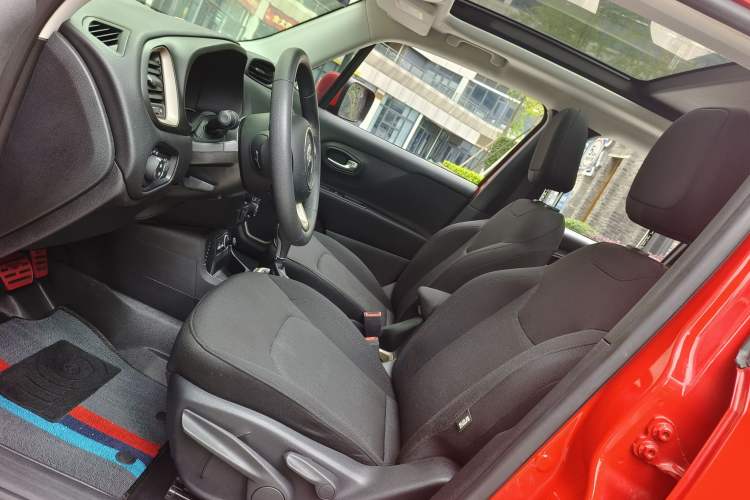 Used Jeep Renegade 2018 Connected Large Screen Version 180T Automatic High-Energy Edition Interior 1