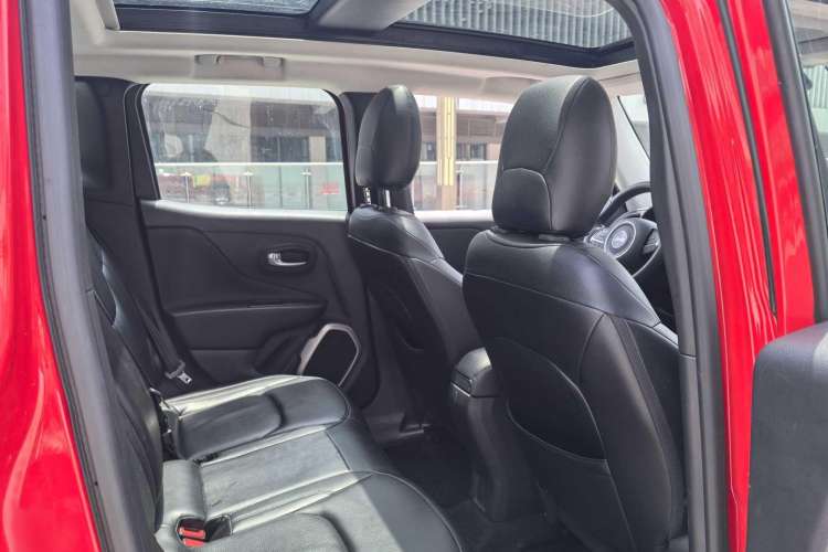 Used Jeep Renegade 2018 Connected Large Screen Version 180TS Automatic High-Energy Edition Interior 10
