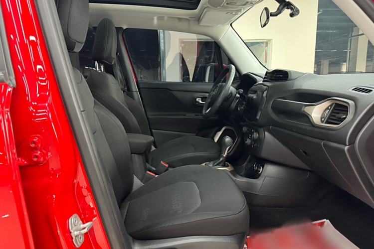 Used Jeep Renegade 2018 Connected Large Screen Version 180T Automatic High-Energy Edition Interior 10