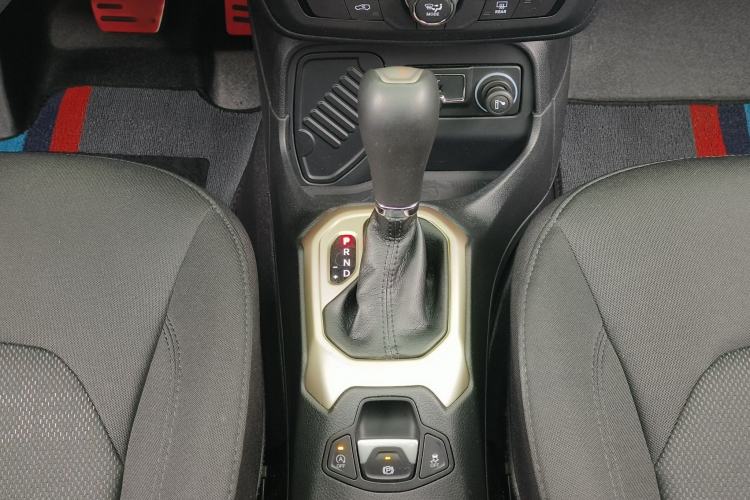 Used Jeep Renegade 2018 Connected Large Screen Version 180T Automatic High-Energy Edition Interior 11