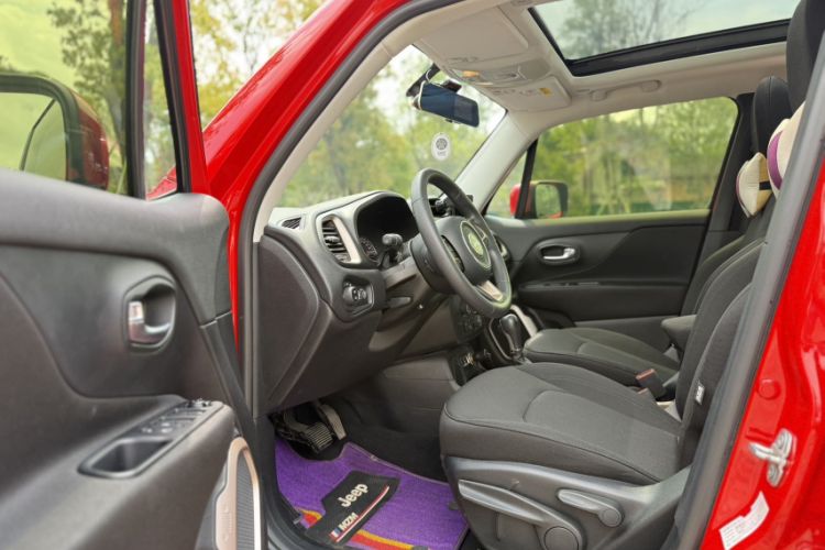 Used Jeep Renegade 2018 Connected Large Screen Version 180T Automatic High-Energy Edition Interior 2